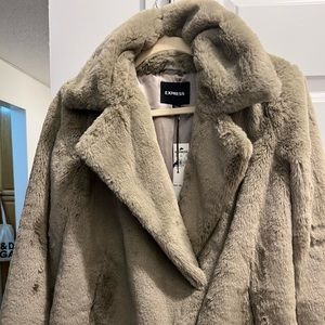 Express cute faux fur coat